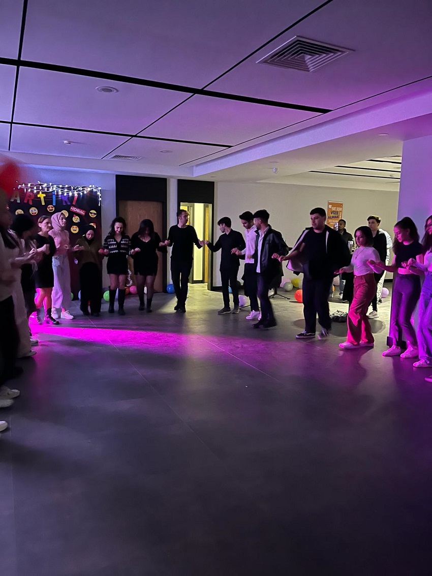 İdeal Öğrencileri Partiki' de Buluşuyor