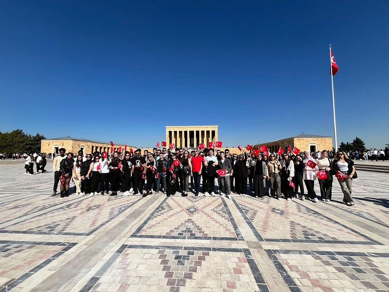 İdeal Öğrencileri LÖSEV ile Ata'mızı Ziyaret Etti