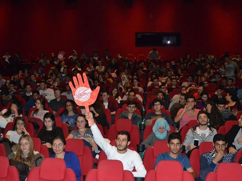 İdeal Ailesi Sinema Gecesinde