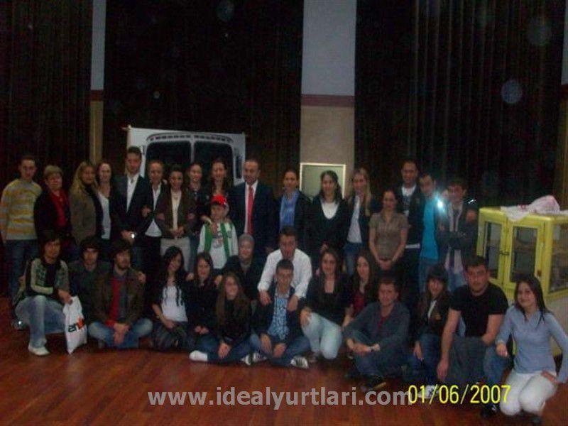 İdeal Öğrencileri Tiyatro Sahnesindeler