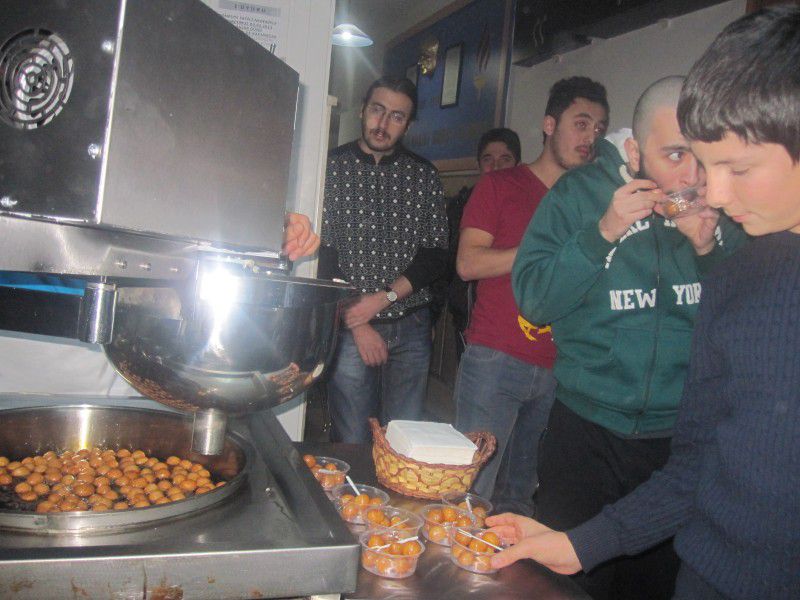 Geleneksel Lokma Tatlısı İkramı...