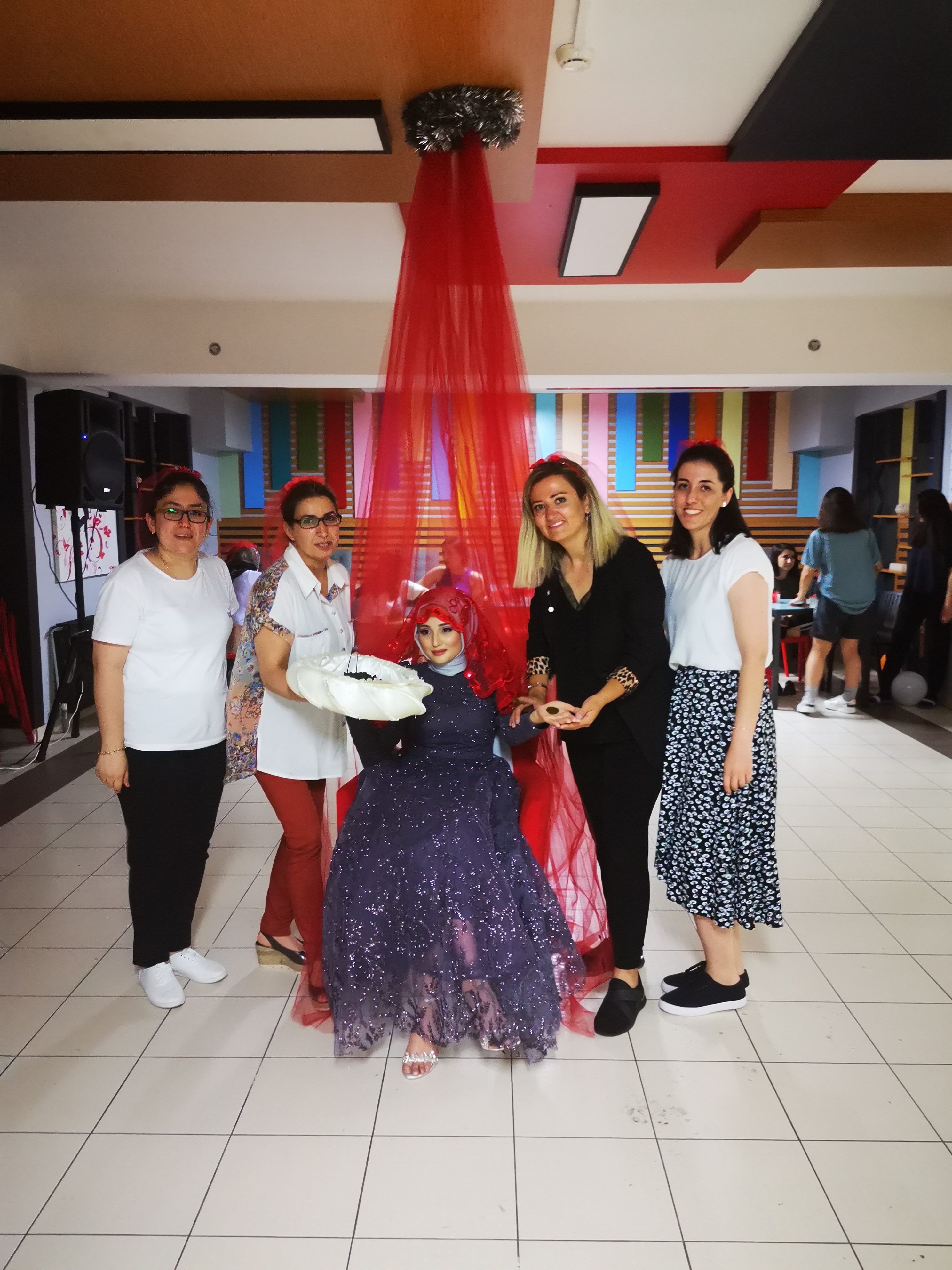 İdeal' de Devam Eden Geleneklerden Kına Gecesi